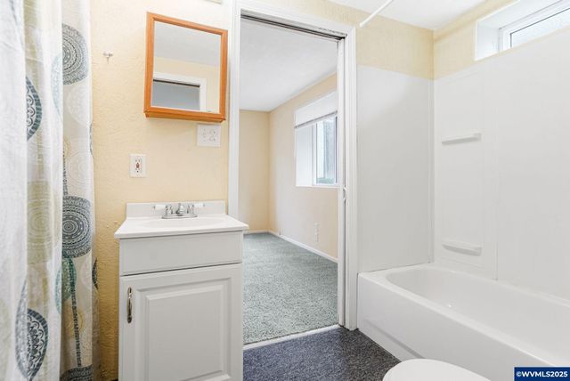 562 21st St NE, Salem, OR 97301