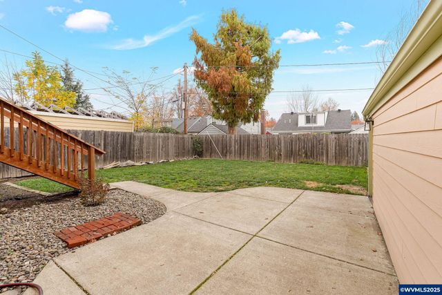 562 21st St NE, Salem, OR 97301