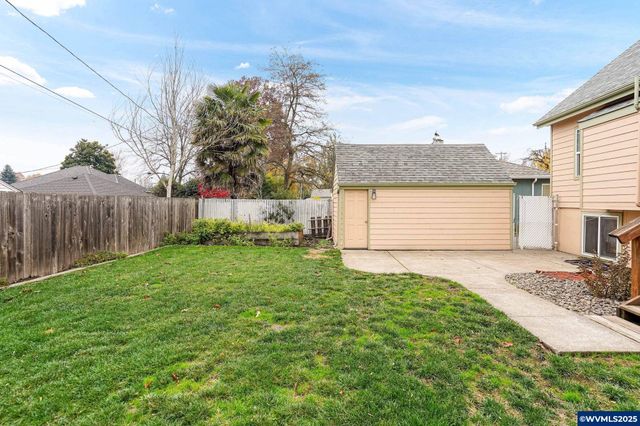 562 21st St NE, Salem, OR 97301