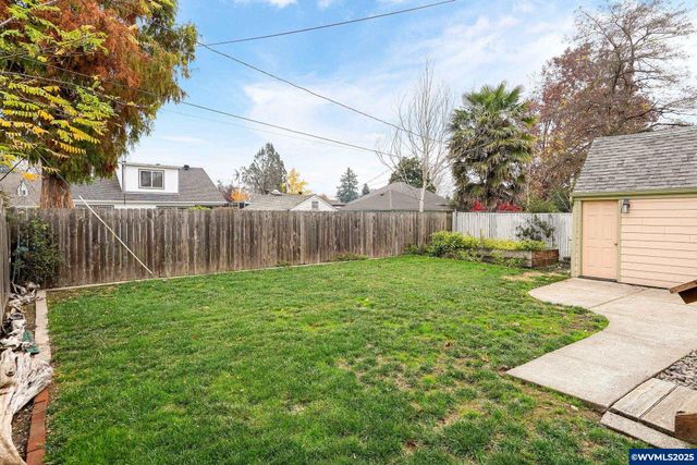 562 21st St NE, Salem, OR 97301