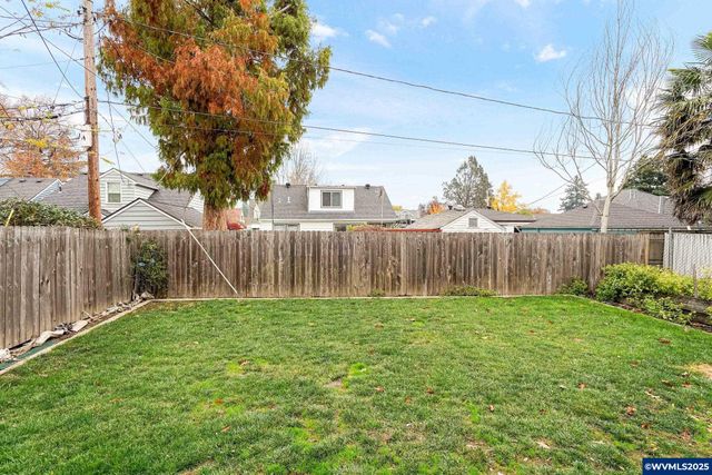 562 21st St NE, Salem, OR 97301