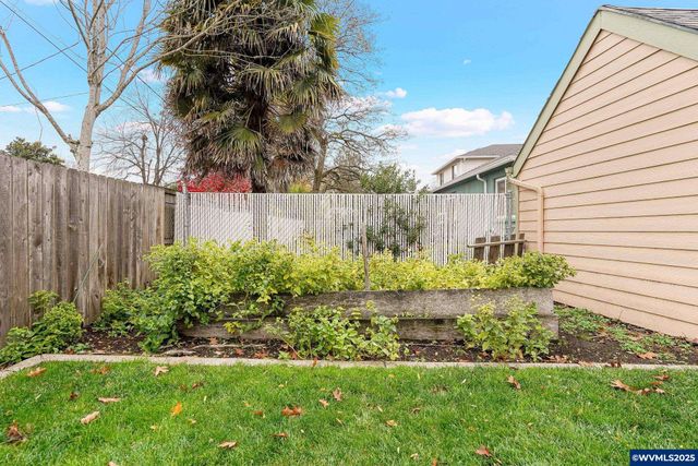 562 21st St NE, Salem, OR 97301