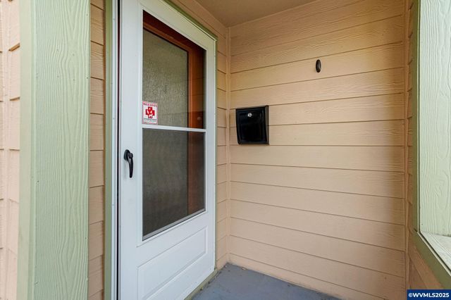 562 21st St NE, Salem, OR 97301