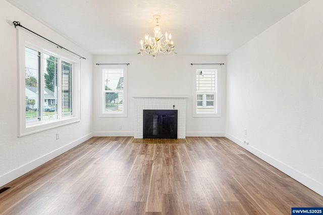 562 21st St NE, Salem, OR 97301