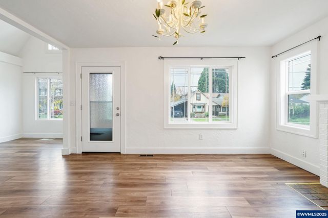 562 21st St NE, Salem, OR 97301