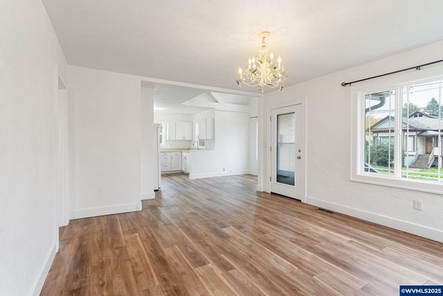 562 21st St NE, Salem, OR 97301