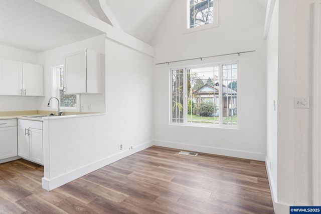 562 21st St NE, Salem, OR 97301