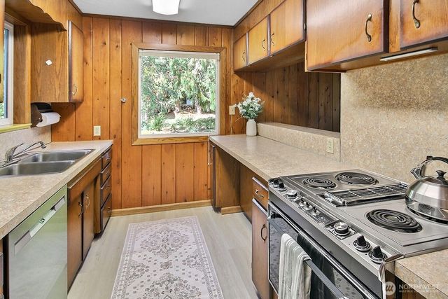 31602 W Lake Morton Drive SE, Kent, WA 98042