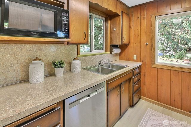 31602 W Lake Morton Drive SE, Kent, WA 98042