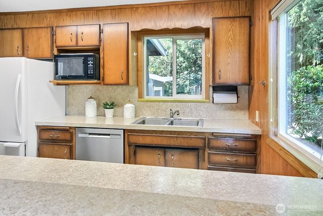 31602 W Lake Morton Drive SE, Kent, WA 98042
