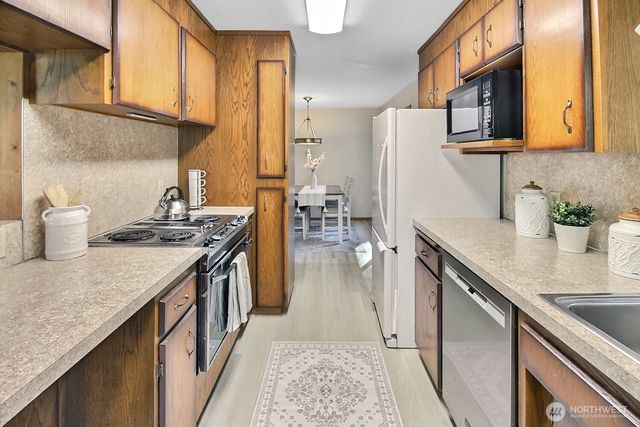 31602 W Lake Morton Drive SE, Kent, WA 98042