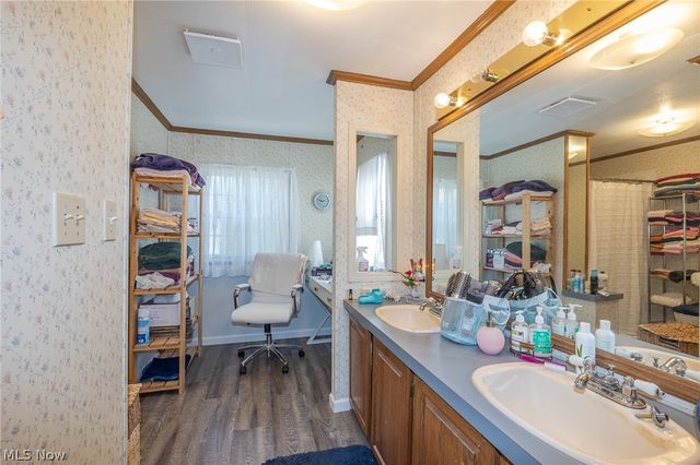 63 Parkway Drive, Olmsted Twp, OH 44138