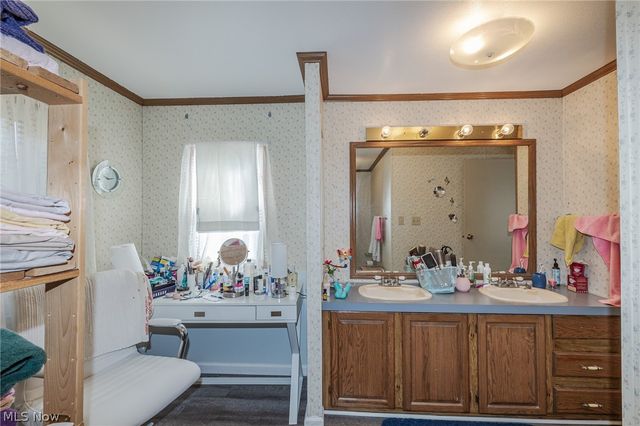 63 Parkway Drive, Olmsted Twp, OH 44138