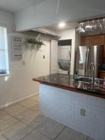 9980 NW 9th St Cir 204, Miami, FL 33172