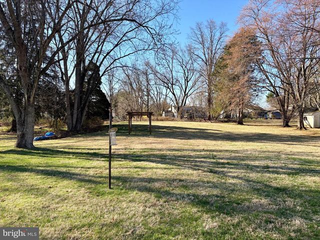 18 CREST AVE, Pennington, NJ 08534