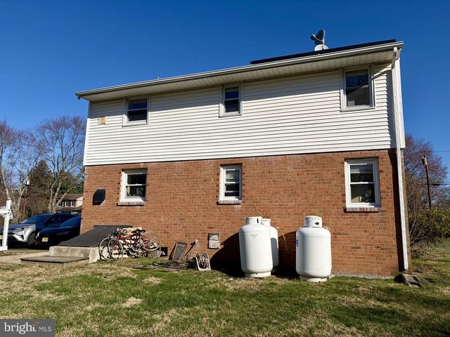 18 CREST AVE, Pennington, NJ 08534