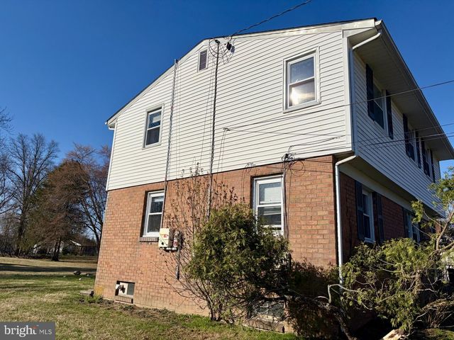 18 CREST AVE, Pennington, NJ 08534