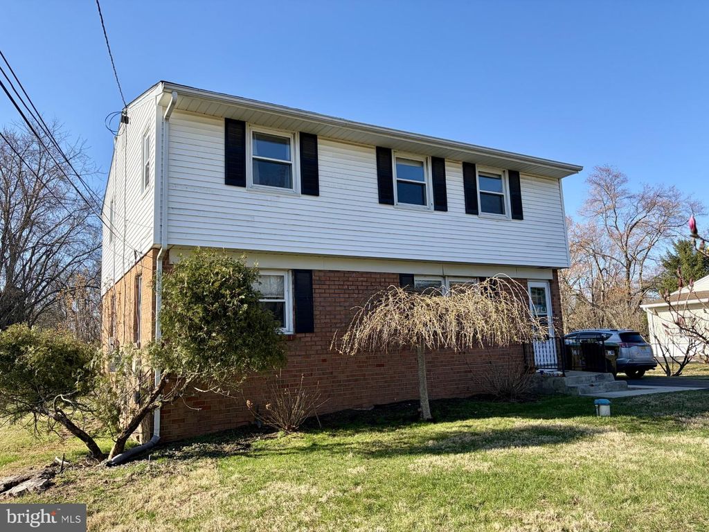 18 CREST AVE, Pennington, NJ 08534