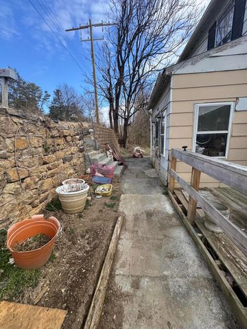 275 1st ST, Buchanan, VA 24066