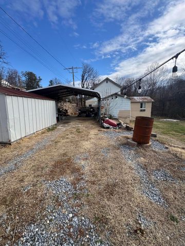 275 1st ST, Buchanan, VA 24066