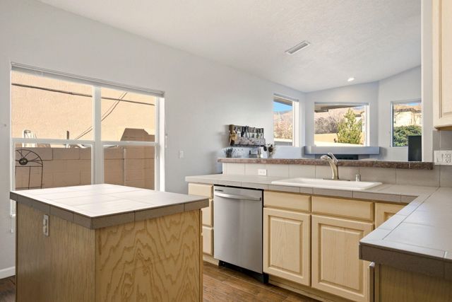 8008 Oso Loco Drive NE, Albuquerque, NM 87122