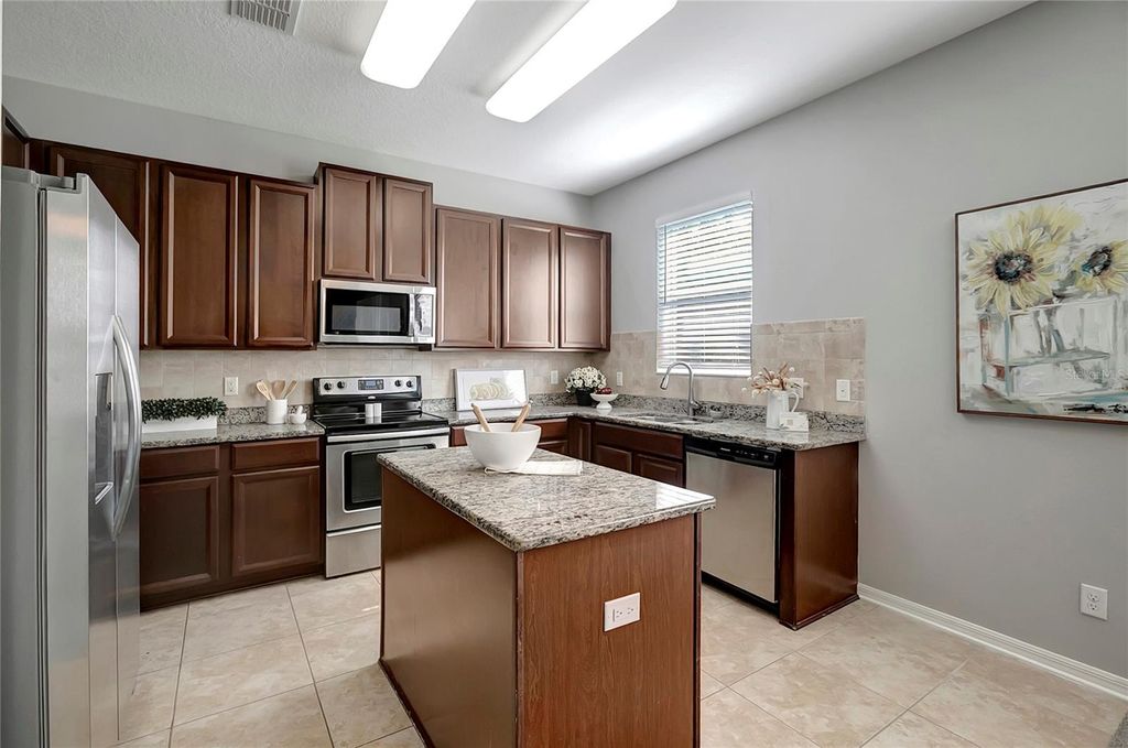 Image 15 of property listing at 10653 PICTORIAL PARK DRIVE, Tampa, FL 33647