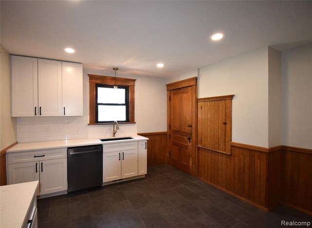 45669 Cass Avenue, Utica, MI 48317