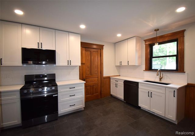 45669 Cass Avenue, Utica, MI 48317