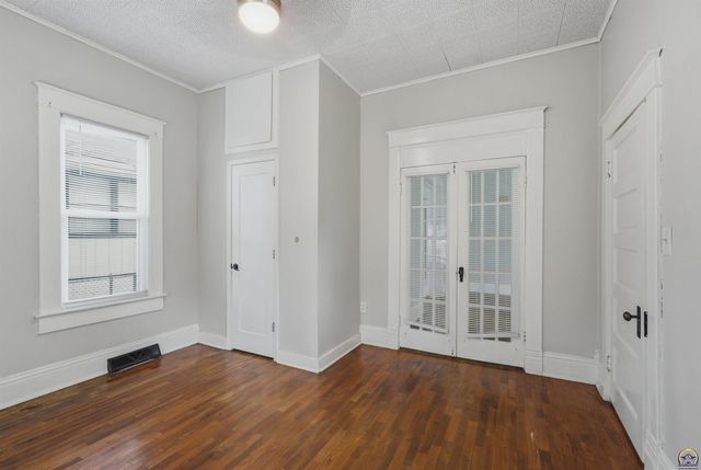 1820 SW Randolph AVE, Topeka, KS 66604