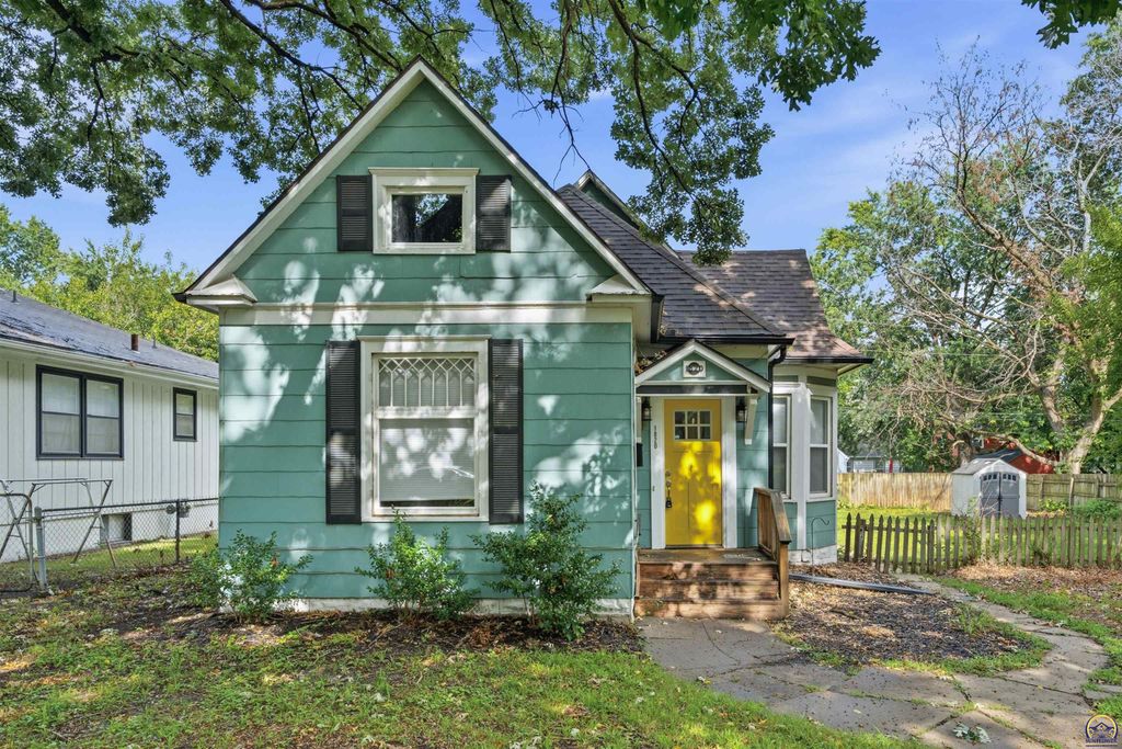 1820 SW Randolph AVE, Topeka, KS 66604