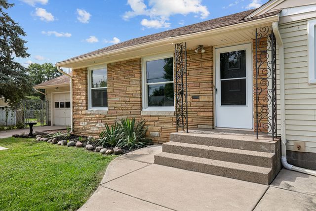 828 10th Street, Bettendorf, IA 52722