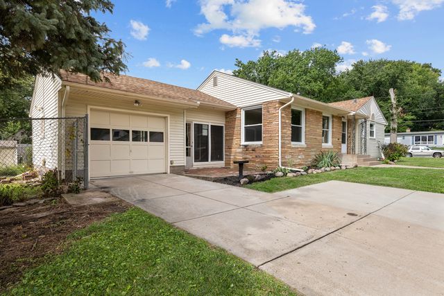 828 10th Street, Bettendorf, IA 52722