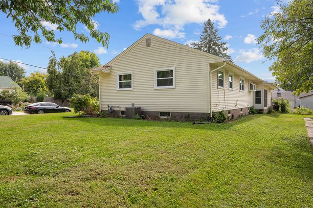 828 10th Street, Bettendorf, IA 52722