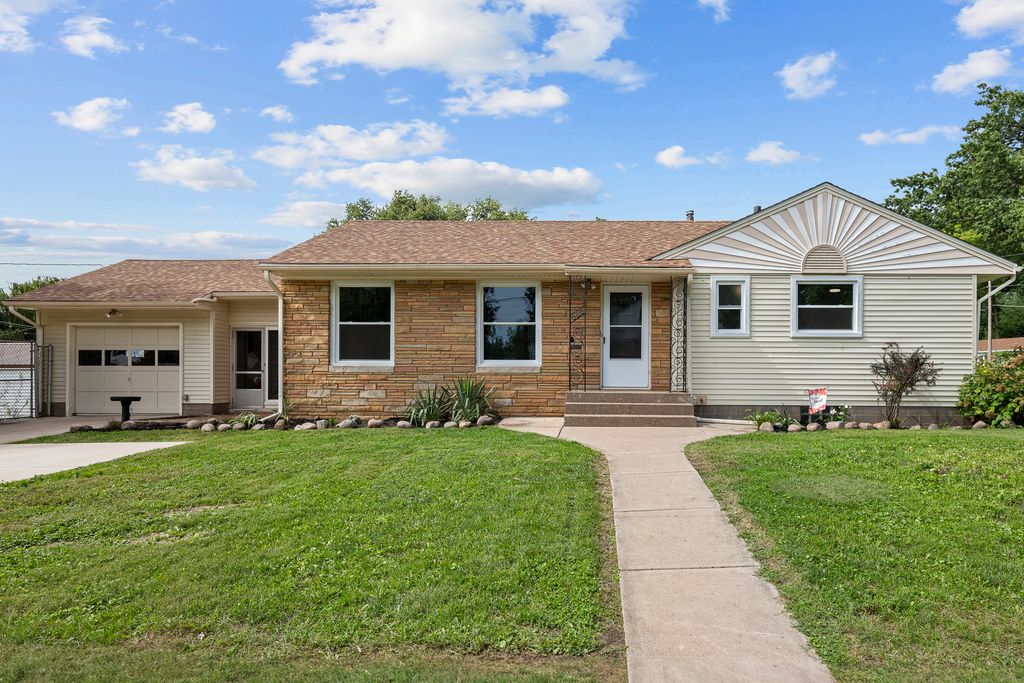 828 10th Street, Bettendorf, IA 52722