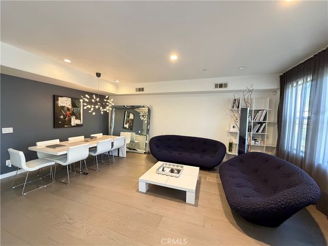 574 E Palm 105, Burbank, CA 91501