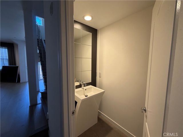 574 E Palm 105, Burbank, CA 91501