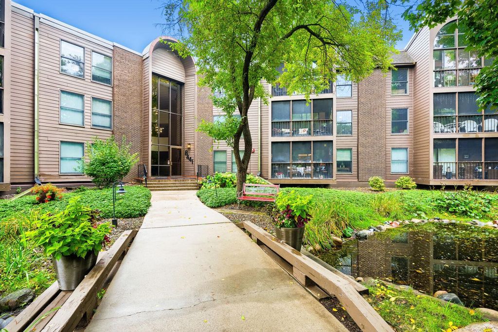 8441 Irwin Road 106, Bloomington, MN 55437