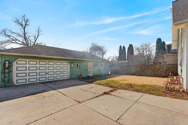 333 W Bender ROAD, Glendale, WI 53217