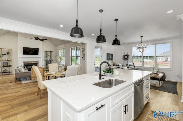 8319 Grayback Boulevard, Owens Cross Roads, AL 35763