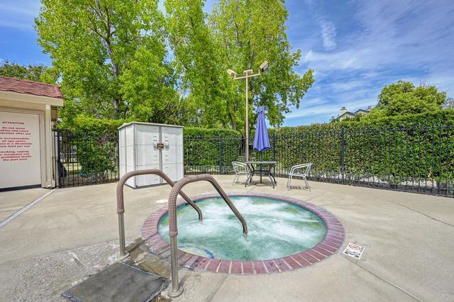 7309 Sunleaf Ln, Sacramento, CA 95828