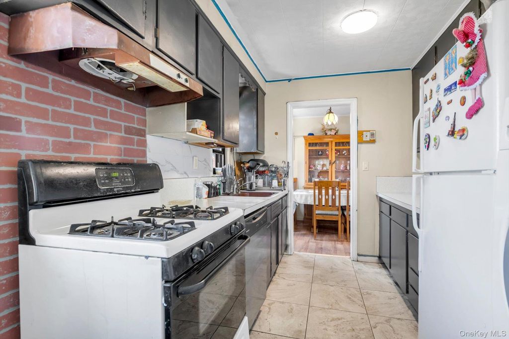 65 Clearstream Avenue, Valley Stream, NY 11580 — photo 5