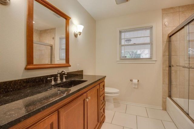 1311 S Edgefield Avenue, Dallas, TX 75208