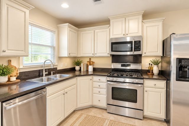 1311 S Edgefield Avenue, Dallas, TX 75208