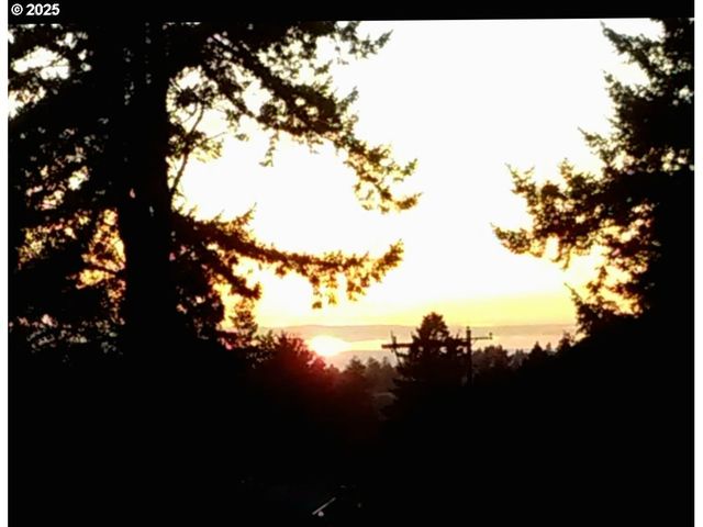 98041 HALLWAY Rd 23, Brookings, OR 97415