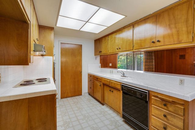 7341 S Land Park Dr, Sacramento, CA 95831