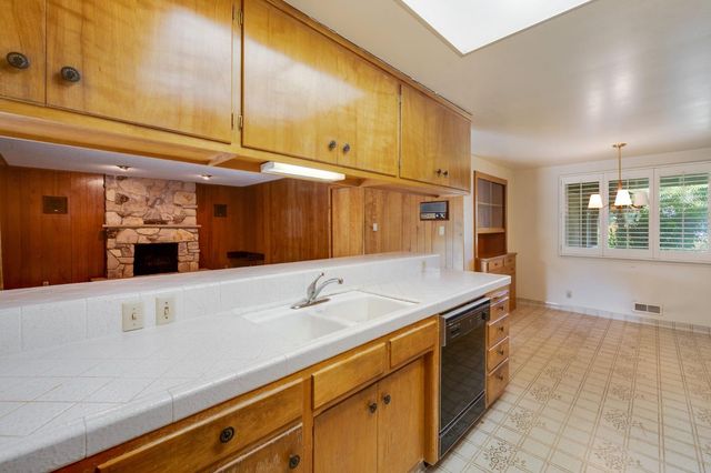 7341 S Land Park Dr, Sacramento, CA 95831