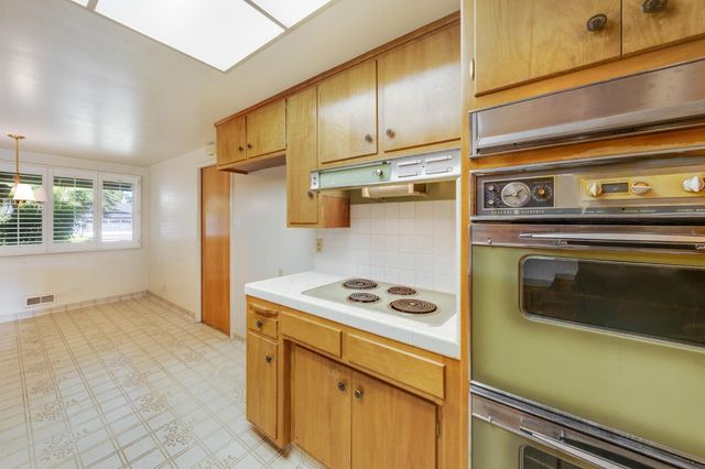 7341 S Land Park Dr, Sacramento, CA 95831