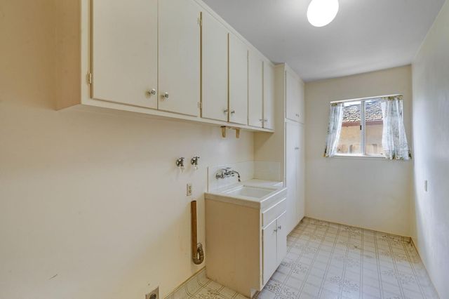 7341 S Land Park Dr, Sacramento, CA 95831