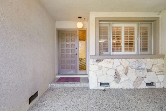 7341 S Land Park Dr, Sacramento, CA 95831