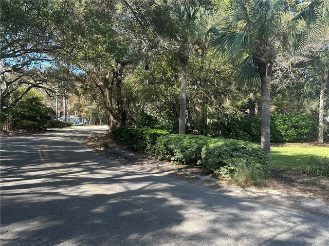 652 Oglethorpe Ave, St Simons Island, GA 31522